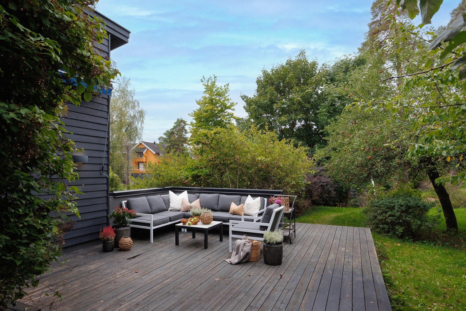 Fra markterrassen er det tilgang på stor en stor og frodig hage med lite innsyn Galleribilde