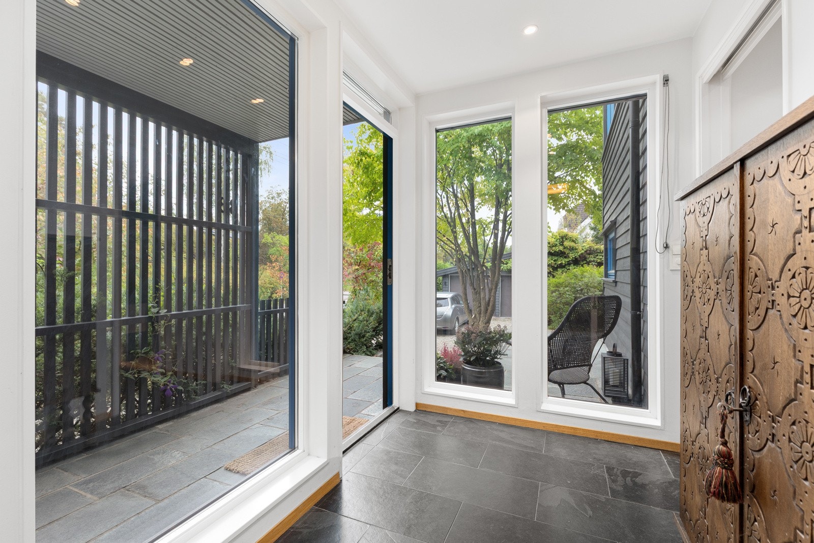 Stor og praktisk inngangssone med egen garderobedel som har god plass til klær og sko. Galleribilde