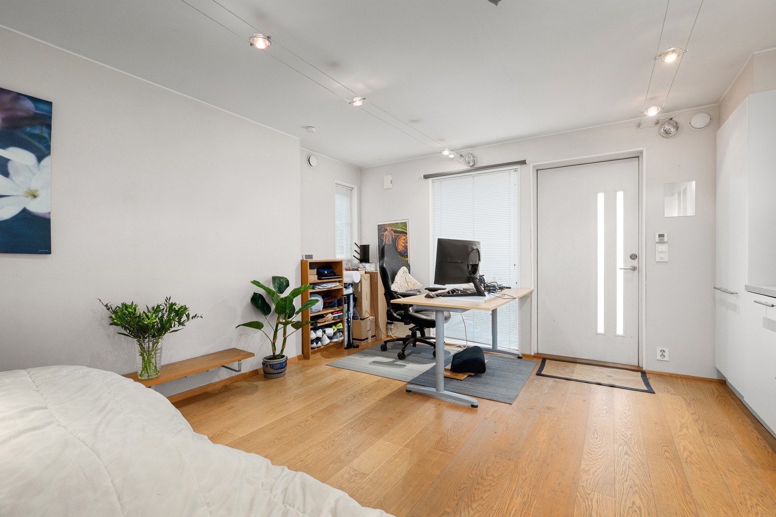 Praktisk 1-roms med arealeffektiv planløsning. Hybelen gir skattefri leieinntekt. Perfekt for utleie eller som ungdomsdel! Her er det god plass til dobbeltseng og nattbord, samt kontordel ved inngangen. Galleribilde