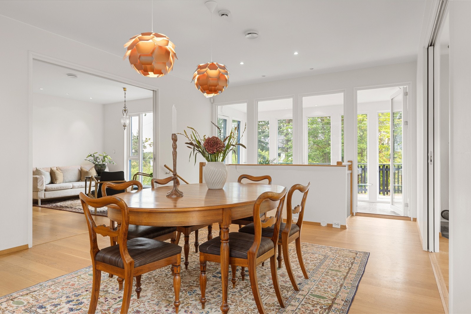 Fra spisestuen er det direkte adkomst til vinterhage med egen terrasse Galleribilde