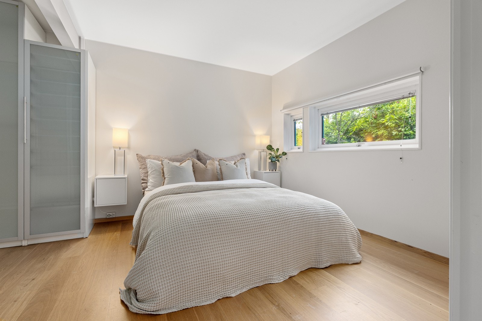 Det er særedeles god plass til skap, samt nattbord på begge sider av dobbeltsengen Galleribilde