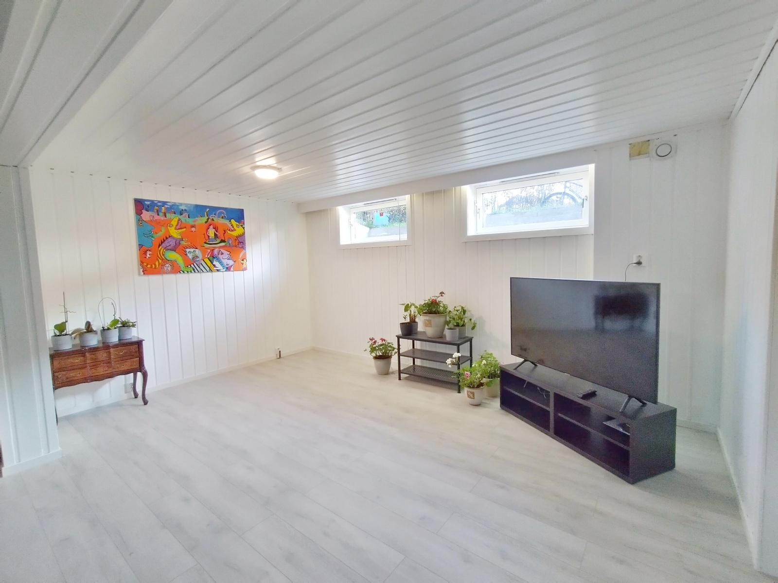 Lys, romslig stue. Galleribilde