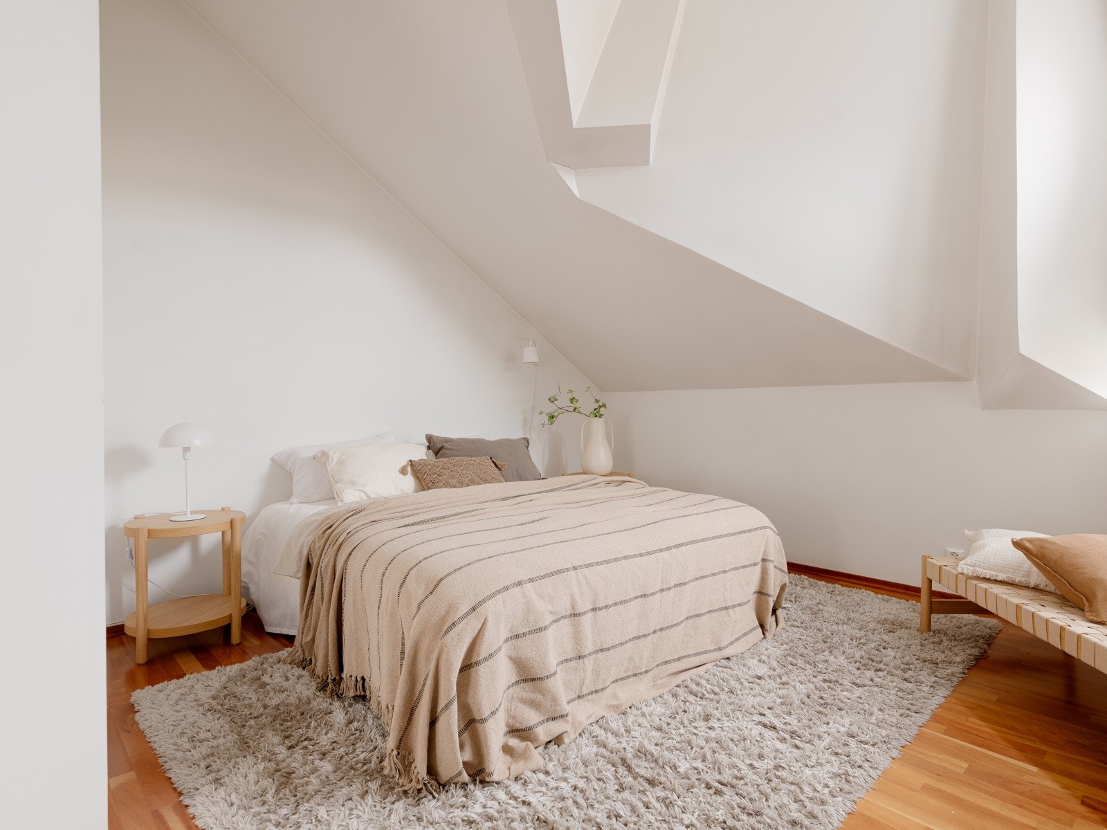 Skråtak og gjennomtenkte løsninger gir rommet en lun og innbydende atmosfære. Galleribilde