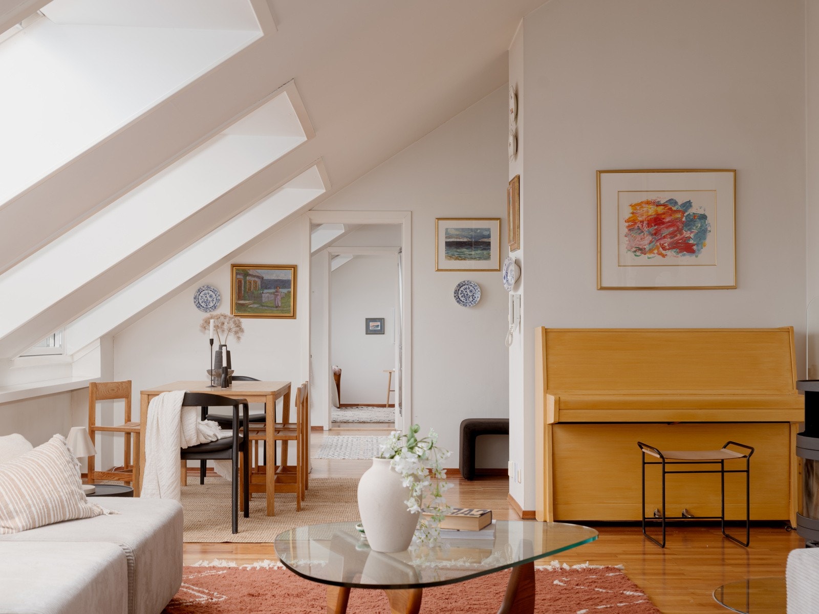 De lyse overflatene i kombinasjon med parkettgulv skaper et harmonisk uttrykk. På det høyeste puntet i stuen er takhøyden hele 3,89. Galleribilde