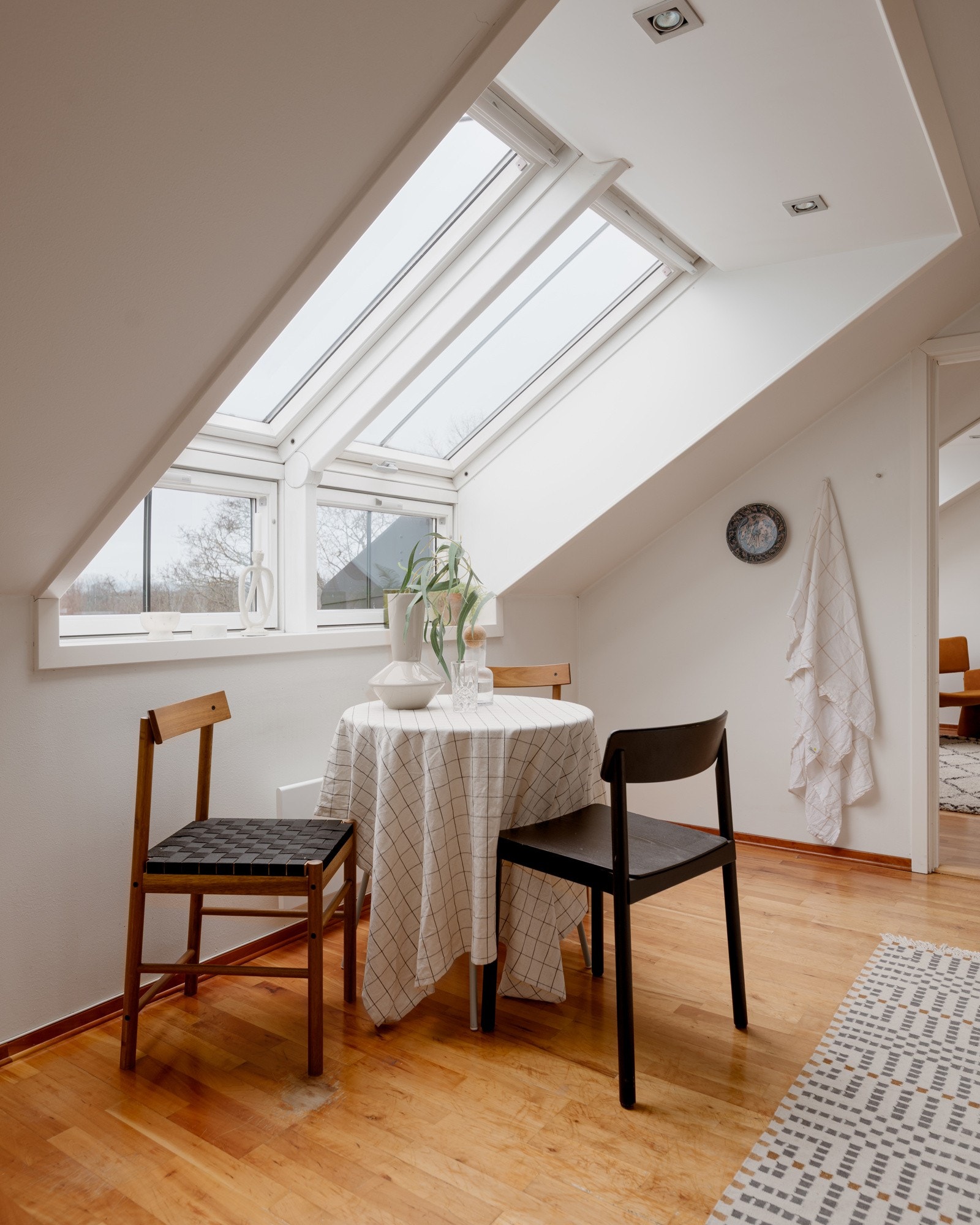 Rommets gode lysforhold og praktiske planløsning gjør det enkelt å se for seg en tidsriktig kjøkkenløsning som vil løfte boligens helhetsinntrykk ytterligere. Galleribilde