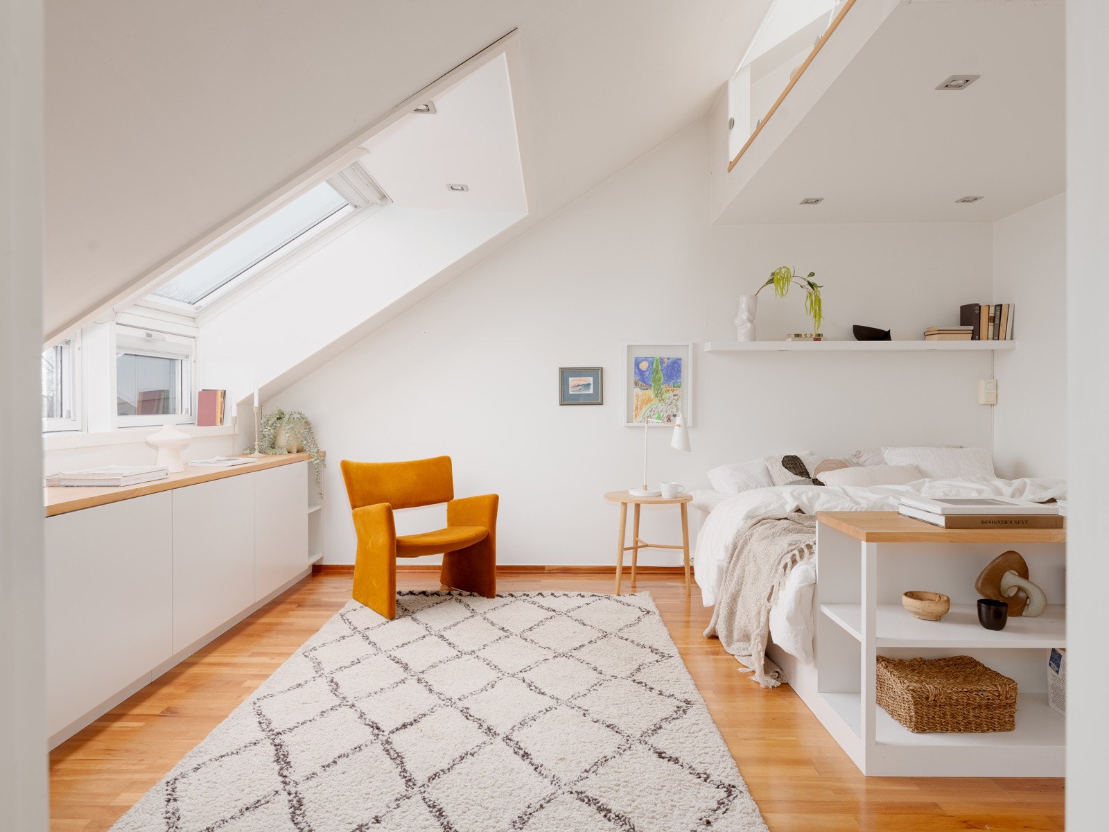 Ett av soverommene har adkomst til hems, som oppleves som en naturlig forlengelse av utearealet i sommerhalvåret, med store takvinduer som kan åpnes og gir en åpen og luftig følelse. Galleribilde