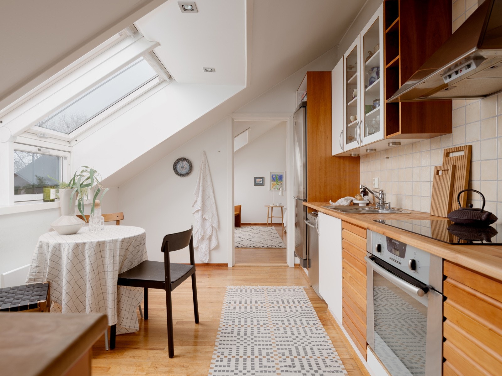 Dagens innredning er fra byggeåret og består av profilerte fronter, heltre benkeplate, nedfelt stålvask og integrerte hvitevarer. Galleribilde