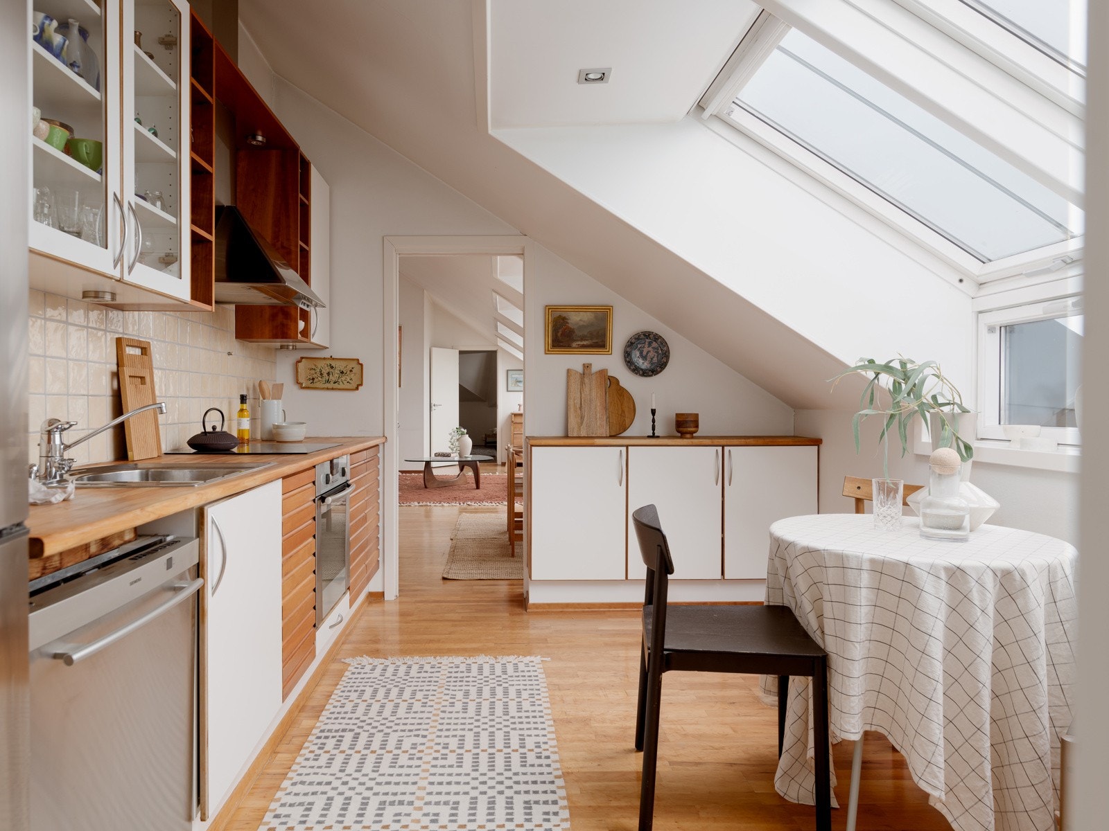 Kjøkkenet fremstår romslig og lyst, med en utforming som gir svært gode forutsetninger for å etablere et moderne og funksjonelt kjøkken tilpasset egne ønsker og behov. Galleribilde