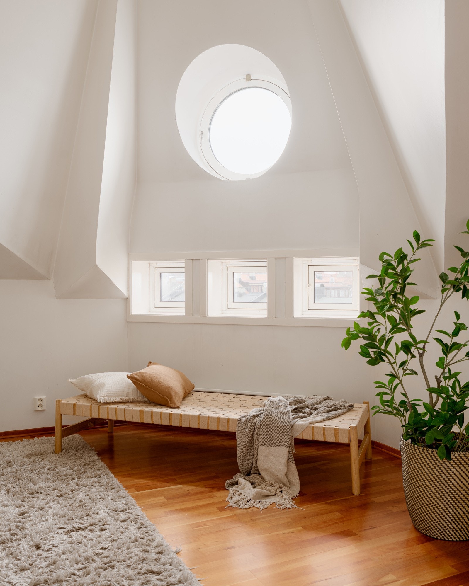 Hovedsoverommet fremstår romslig og behagelig, med god plass til dobbeltseng og tilhørende møblering, og har direkte adkomst til eget bad. Galleribilde