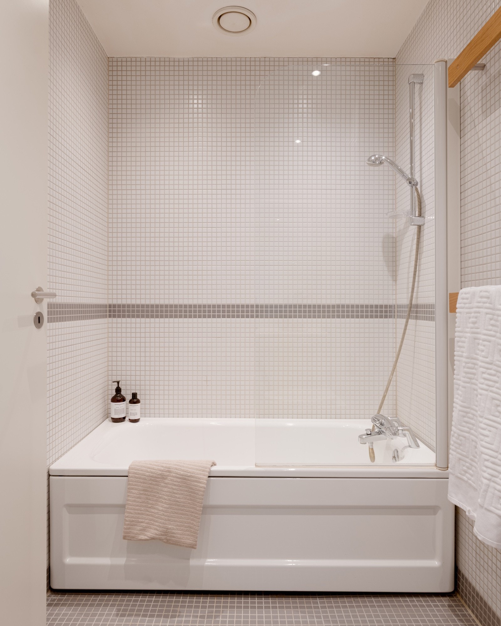 Badet er etablert i forbindelse med loftsutbyggingen rundt 2002 og fungerer godt i dag, men har et oppgraderingsbehov som gir gode muligheter for modernisering og tilpasning til dagens standard og personlige preferanser. Galleribilde