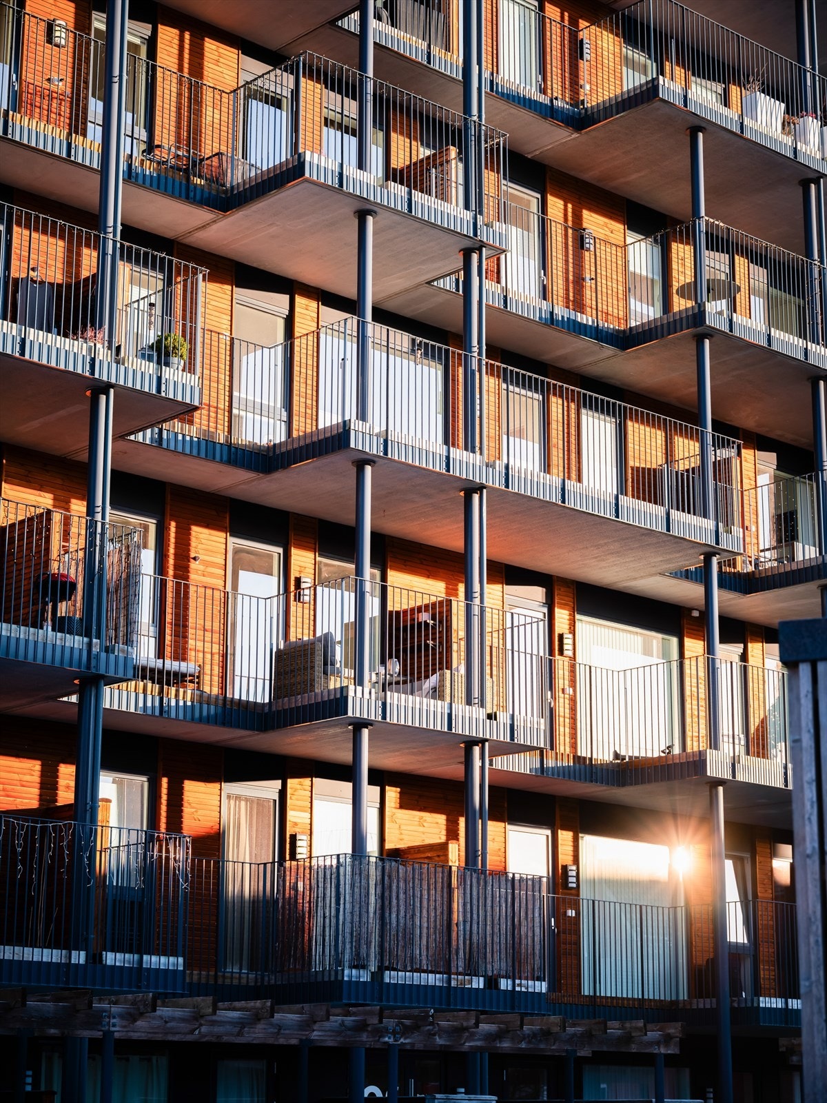 Nærmeste dagligvarehandel er Coop Extra, Kiwi og Bunnpris. Det er gangavstand til City Lade og Solsiden. Galleribilde