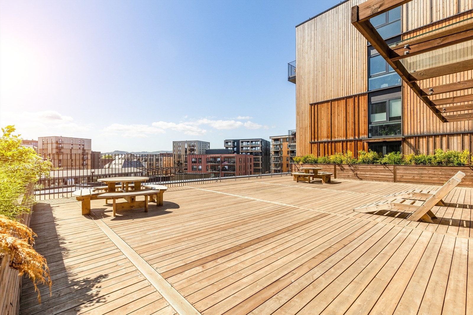 Stor og solrik takterrasse til disposisjon for beboere med et bredt utvalg av sittegrupper og solstoler. Galleribilde