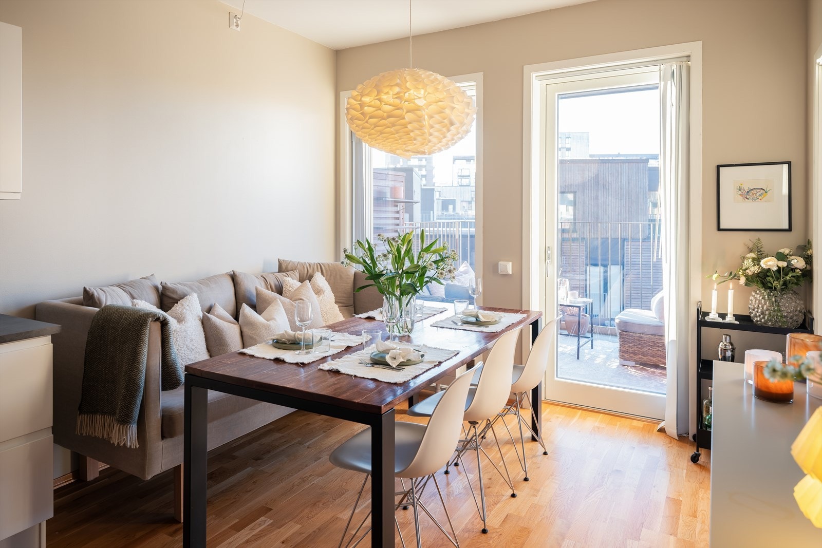 Felleskostnadene er lave og innholdsrike. Inkluderer blant annet oppvarming, tv/internett og diverse vedlikehold/drift iht. regnskap. Galleribilde