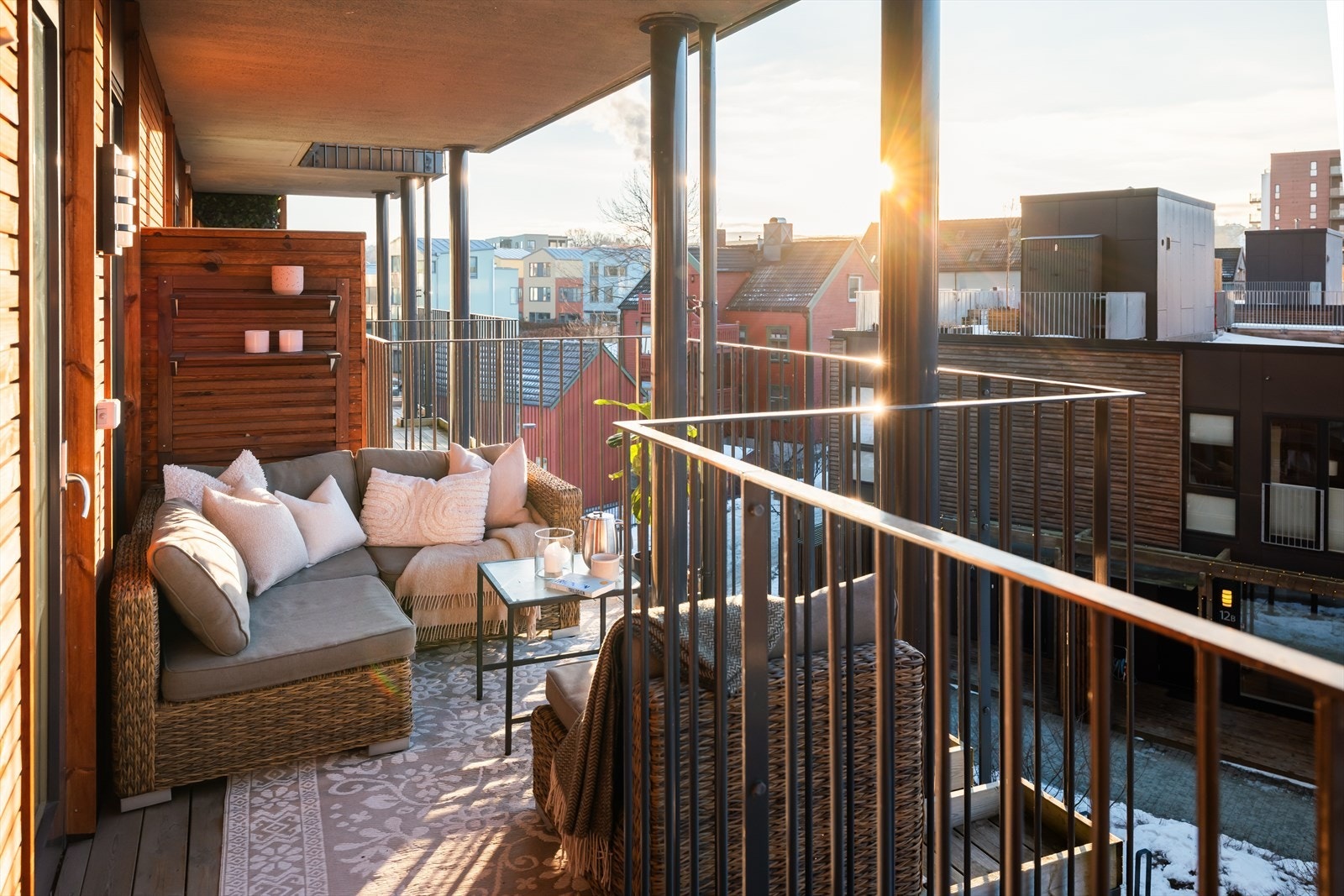 Balkongen er vendt mot sør og byr på fantastiske solforhold. Galleribilde