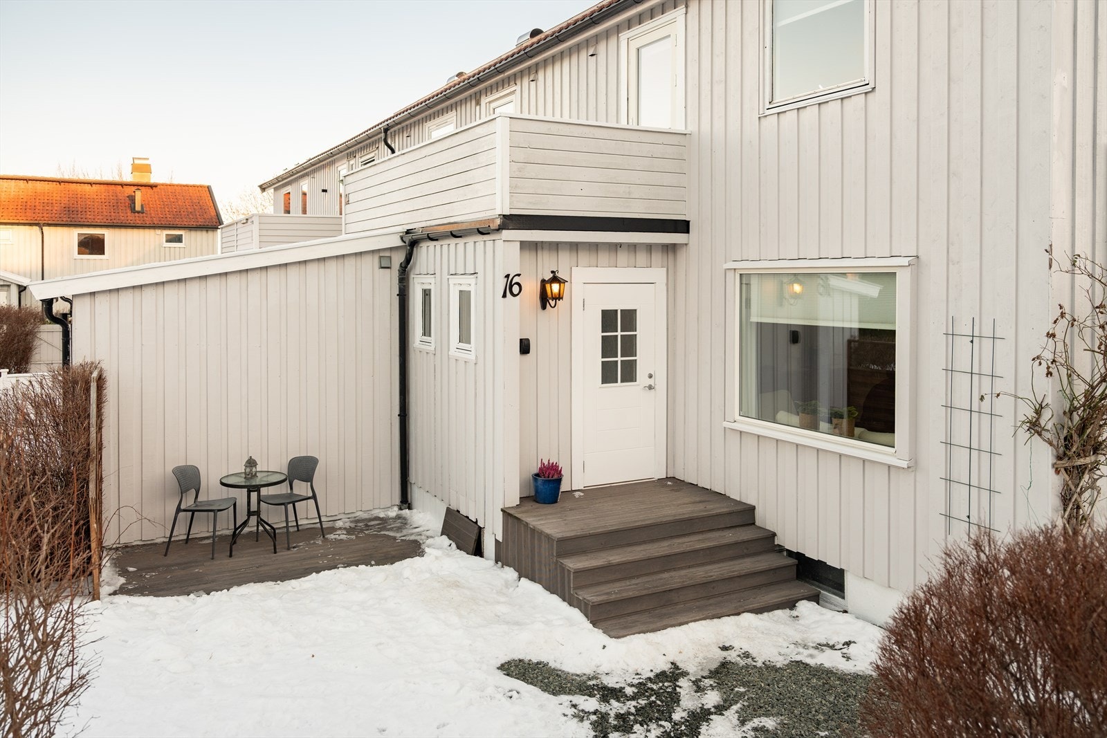 Ved inngangspartiet har du tilknytning til en en egen markterrasse på 5m². Galleribilde