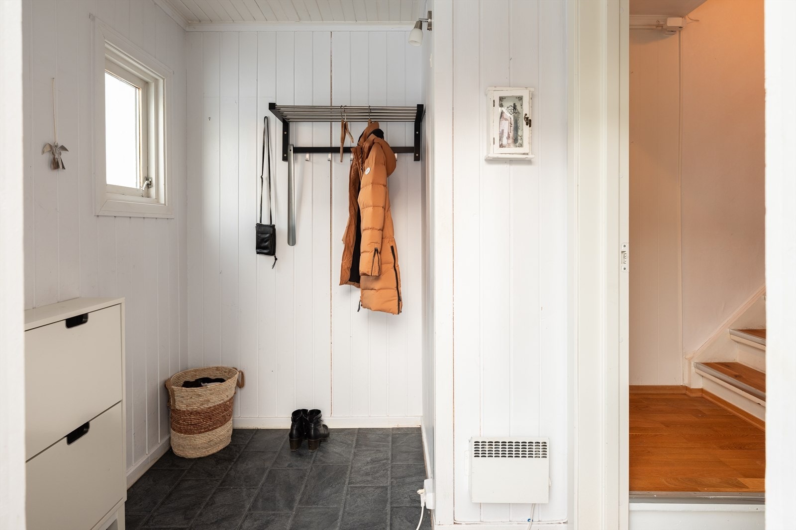 Innbydende og romslig entré på 3,5m² med god plass til både sko og klær. Galleribilde