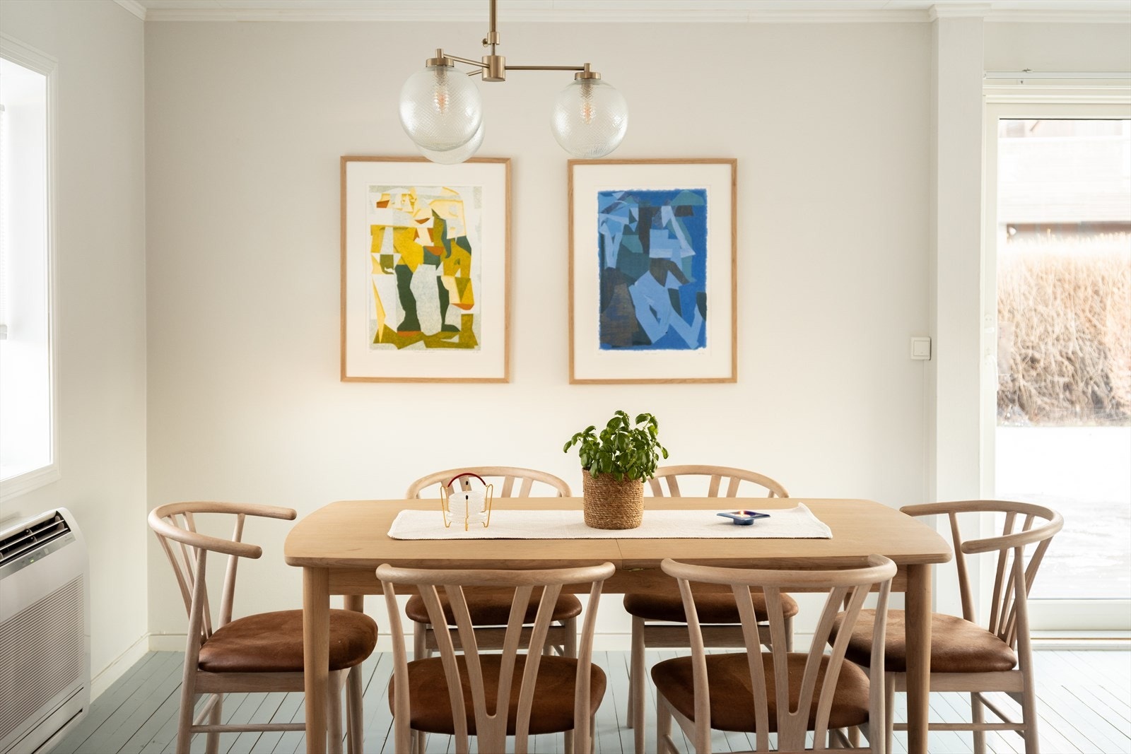 Etter dagens planløsning får spisebordet sin naturlige plassering mellom stuen og kjøkkenet. Galleribilde