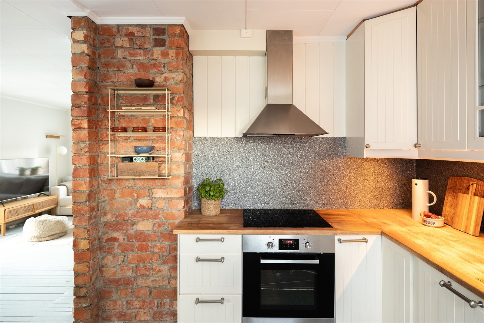 Kjøkkenet innehar integrerte hvitevarer som platetopp, stekeovn, oppvaskmaskin og kjøl/fryseskap. Galleribilde