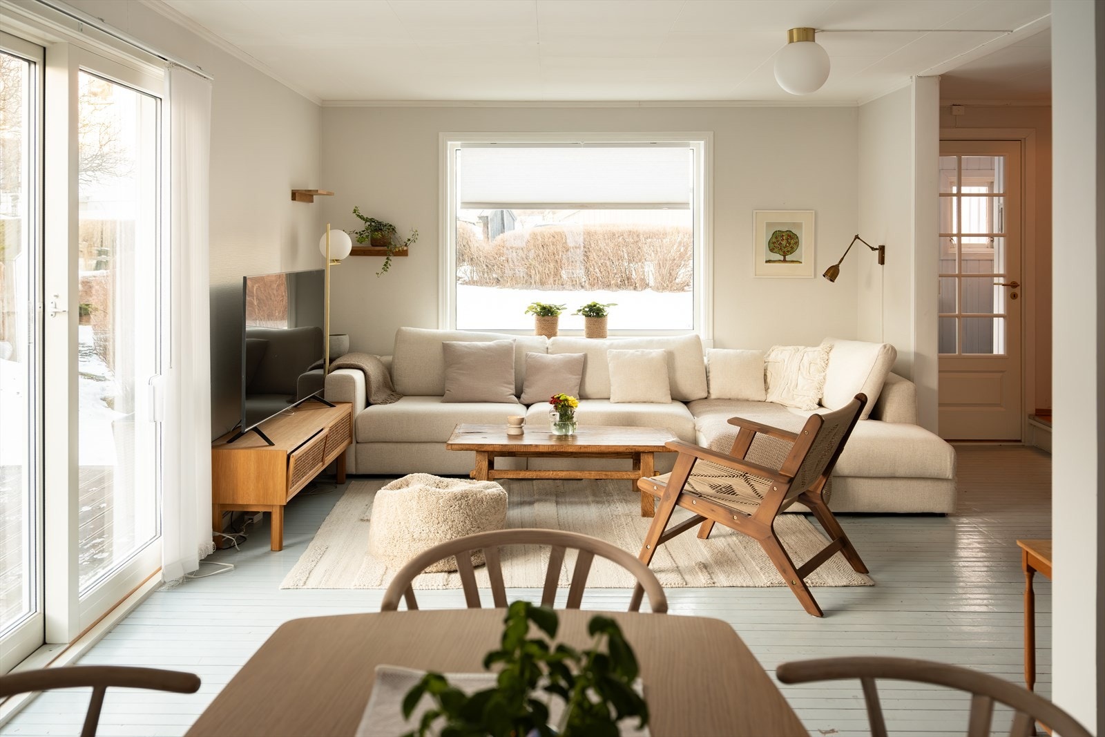 1. etasje består av en stor stue- og kjøkkenløsning, entré, platting og to terrasser. Galleribilde