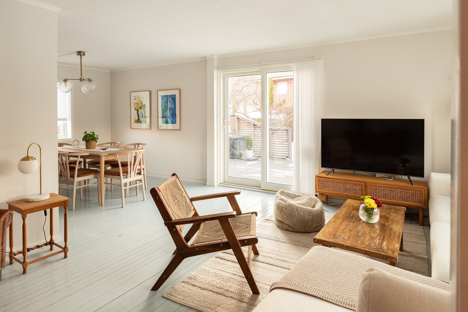 Fra stuen har du direkte adkomst til terrassen via en praktisk skyvedør, som fungerer som en forlengelse av stuen på varme sommerdager. Galleribilde