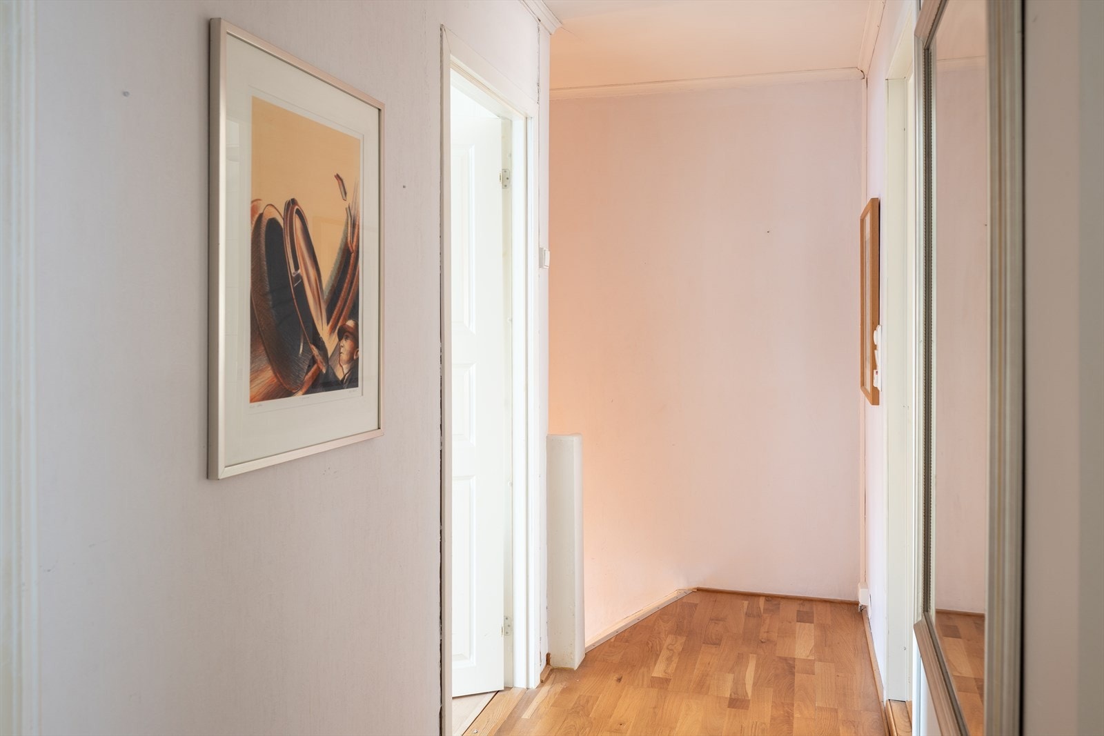 2. etasje består av to soverom, bad, takterrasse og kott. Galleribilde