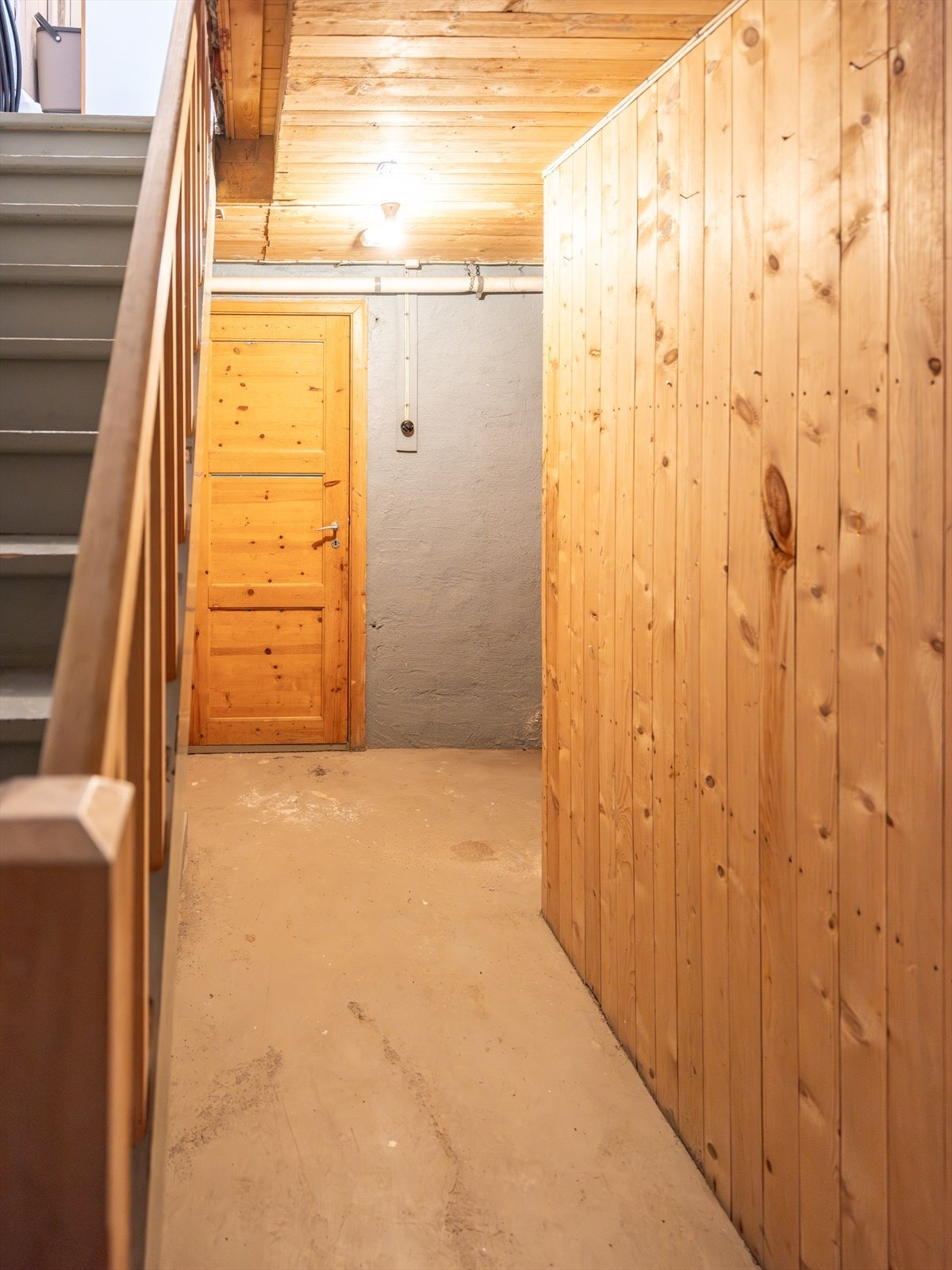 I kjelleren har du godt med lagringsplass på 16,5m² fordelt på fire boder i tillegg til vaskekjeller. Galleribilde