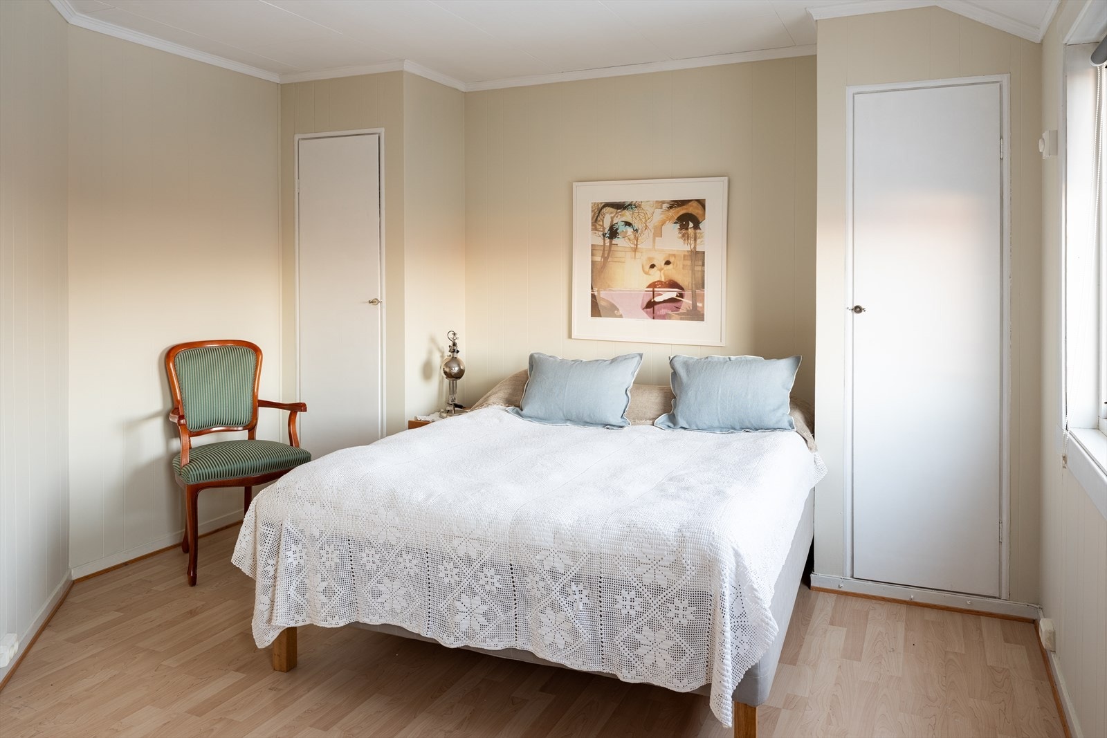 Hovedsoverommet er målt til hele 15,5m² med god plass til både dobbeltseng, nattbord og garderobeskap. Rommet kan deles i to slik at du får 2 soverom med god størrelse. Galleribilde