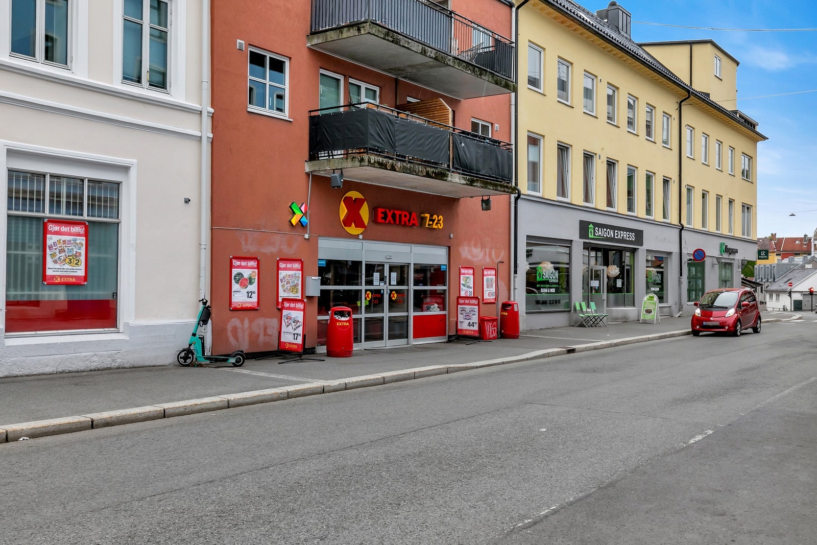 Dagligvare kan gjøre flere steder i umiddelbar nærhet, blant annet Joker, Coop Extra på Sagene, Sagene torg med -frukt og grønt handel og Meny på Bjølsen Galleribilde