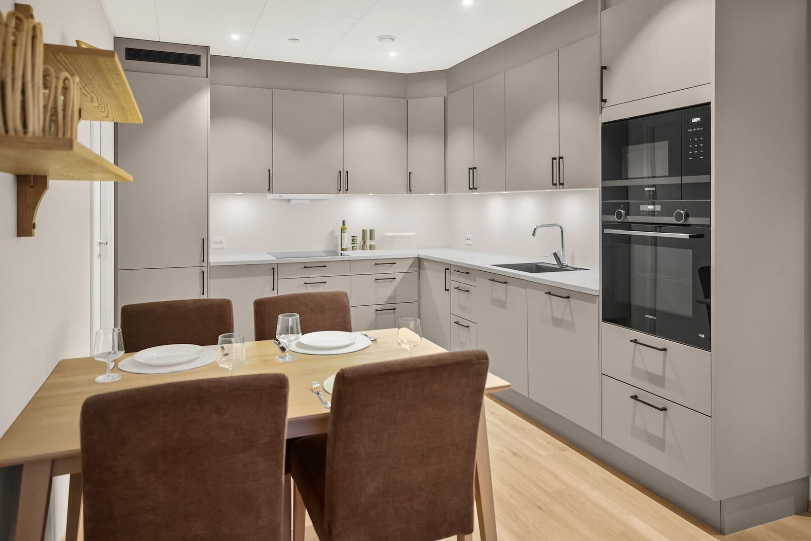 HTH kjøkkeninnredning med glatte fronter og benkeplate av laminat. Galleribilde