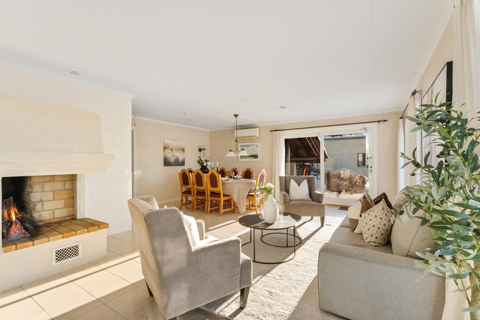 Fra stuen er det direkte utgang til en stor, steinbelagt uteplass. Galleribilde