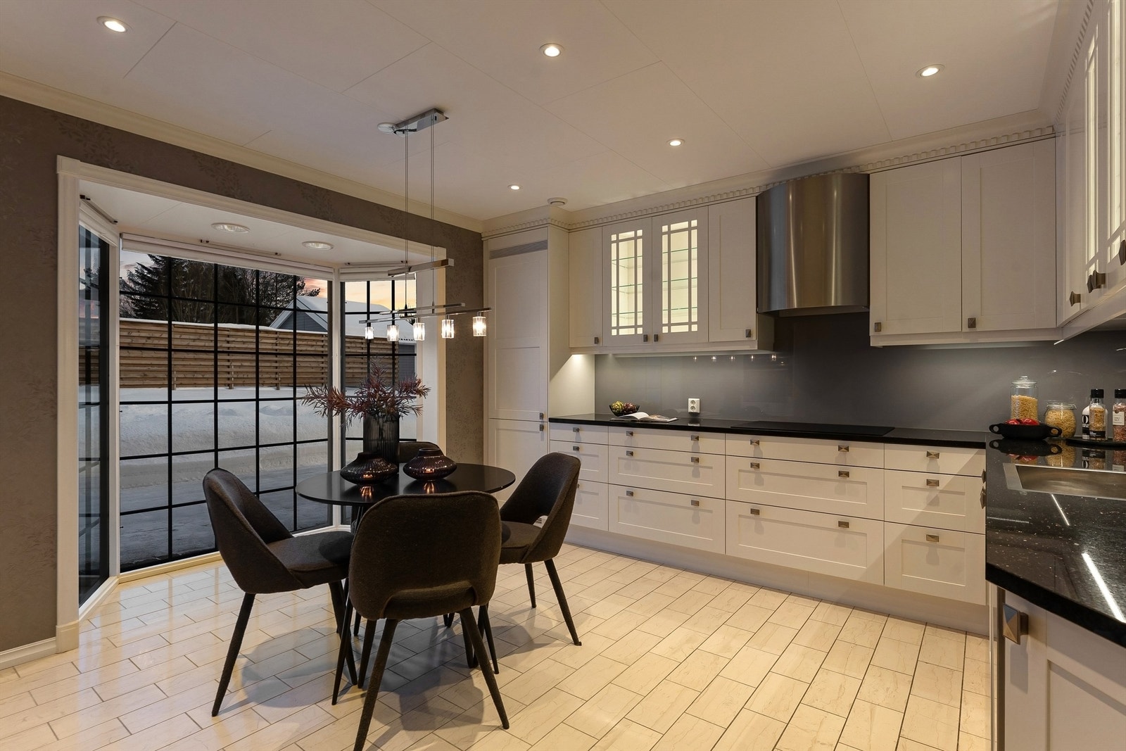 Belysningen styres av smarte Plejd-dimmere, installert i 2023. Galleribilde