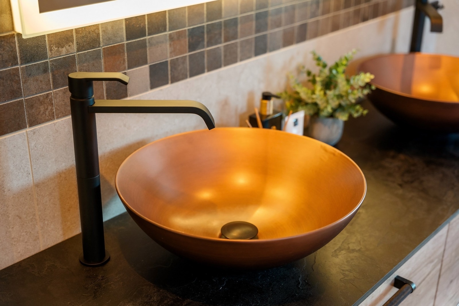 Elegant vegghengt servantskap med doble, ovenpåliggende servanter. Galleribilde