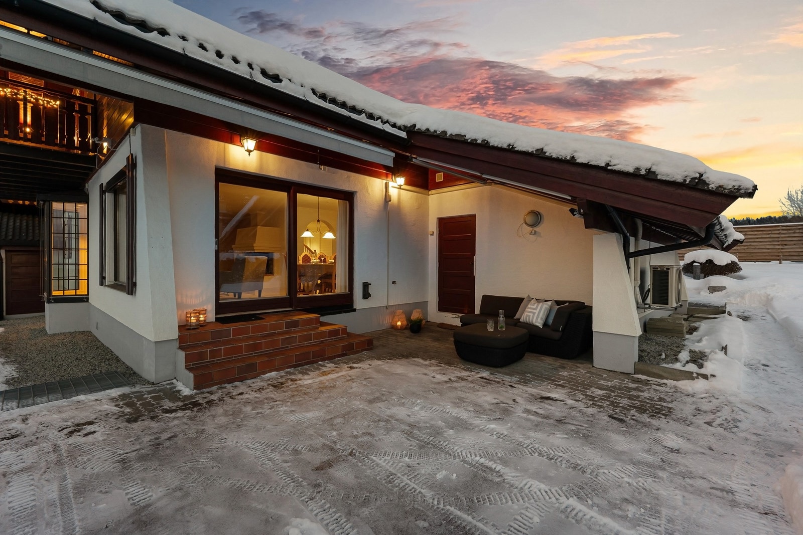 Uteplassen er utstyrt med markise og varmelampe. Galleribilde