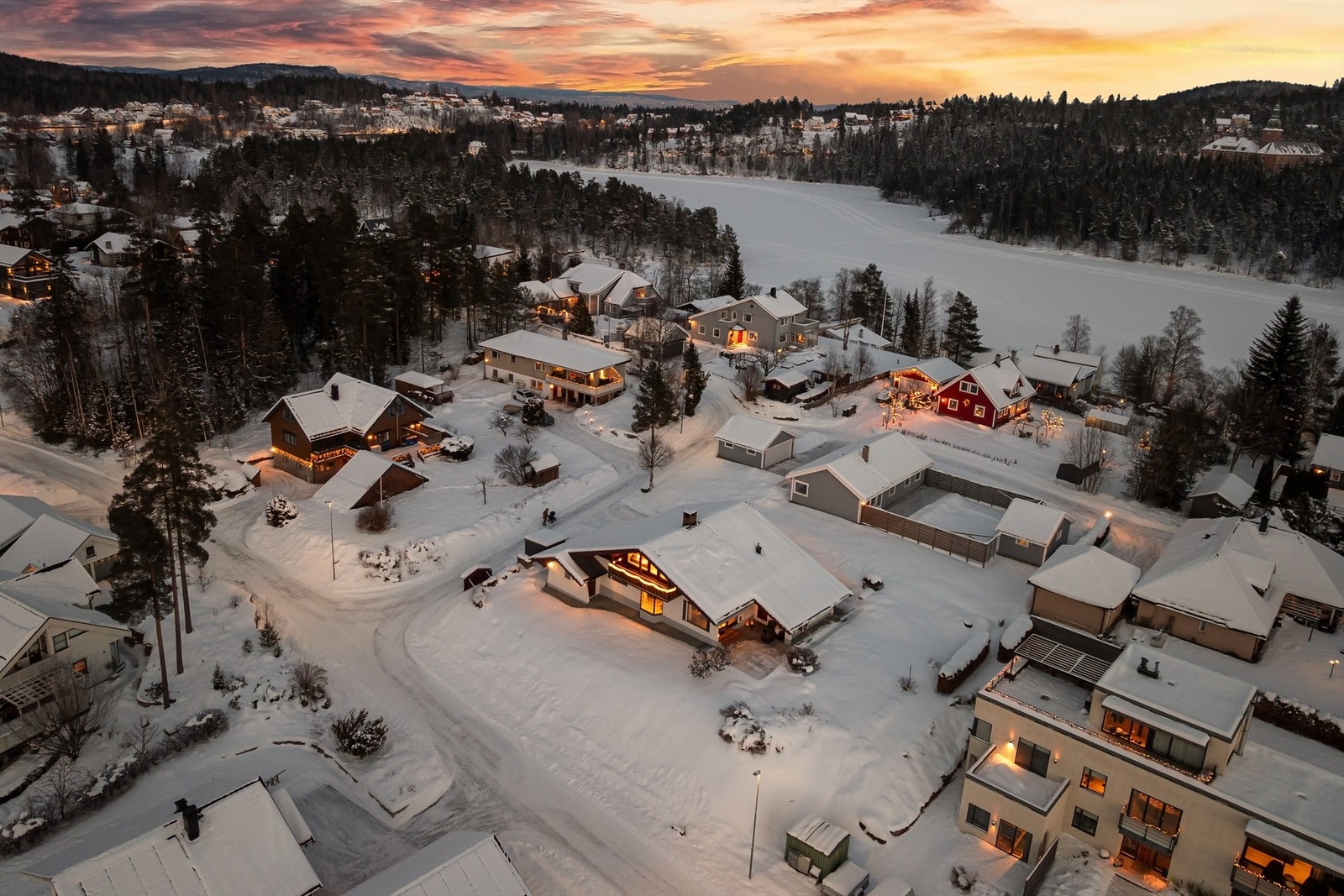 På vinterstid er det oppkjørte skøyteløyper på vannene. Galleribilde