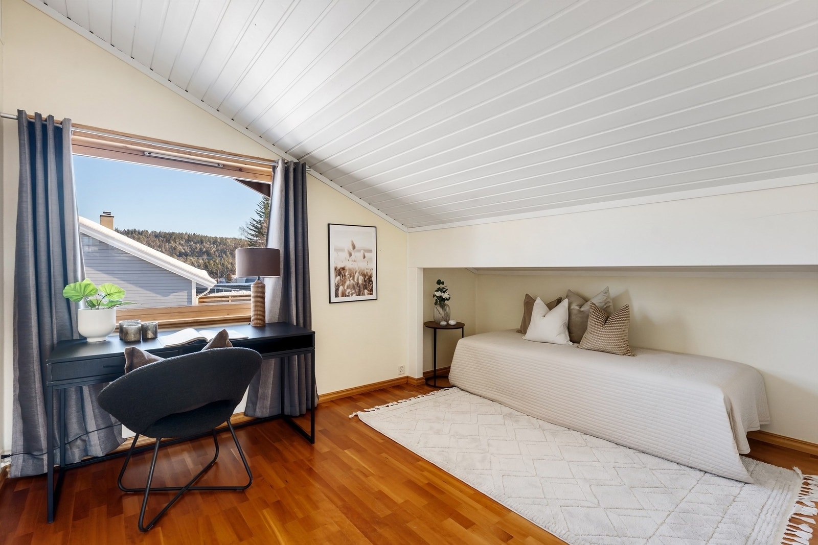 Det andre soverommet i etasjen, ideelt som barnerom eller kontor. Galleribilde