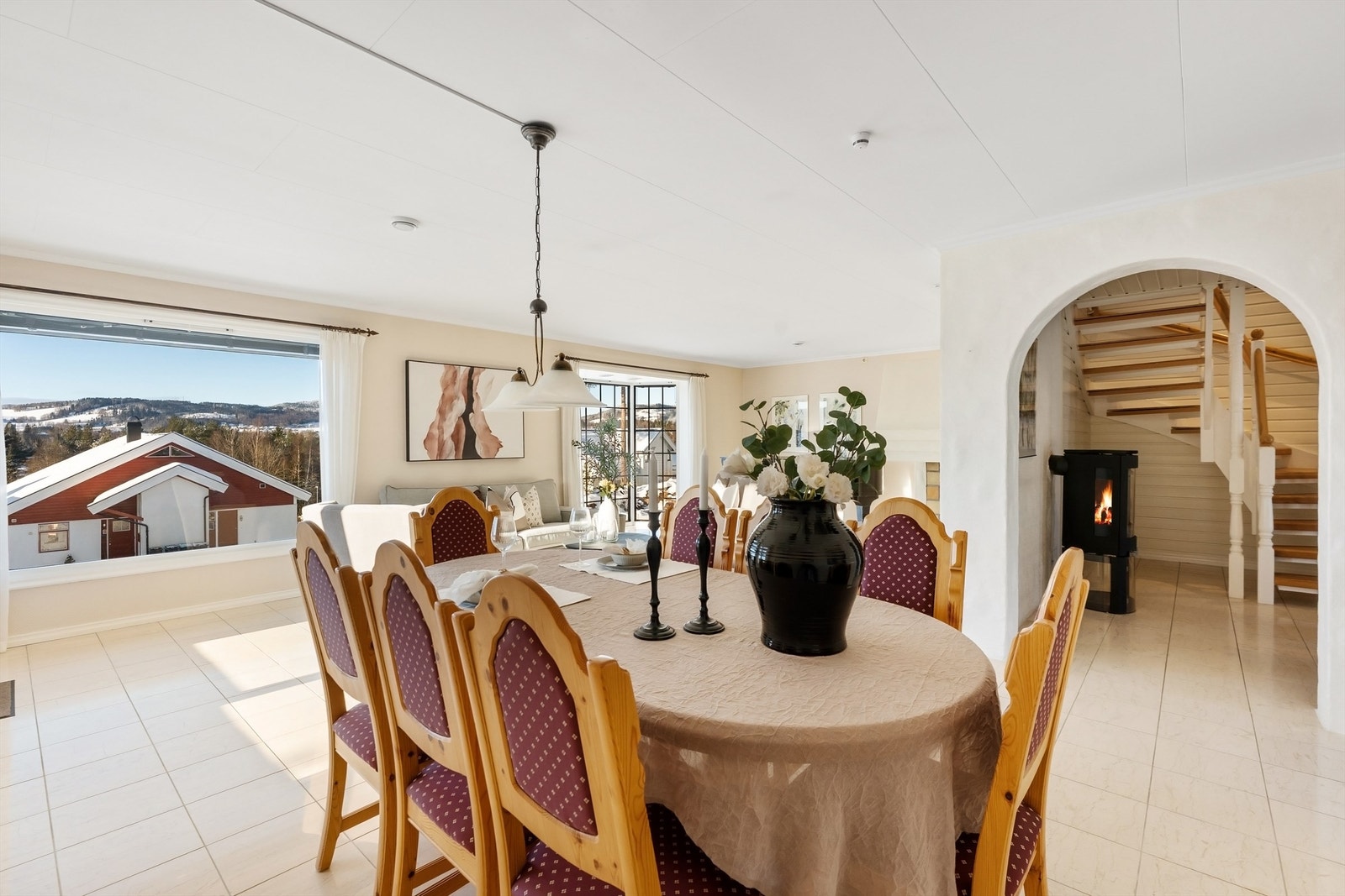 Fra spisestuen ser man tilbake mot trappegangen med vedovnen. Galleribilde