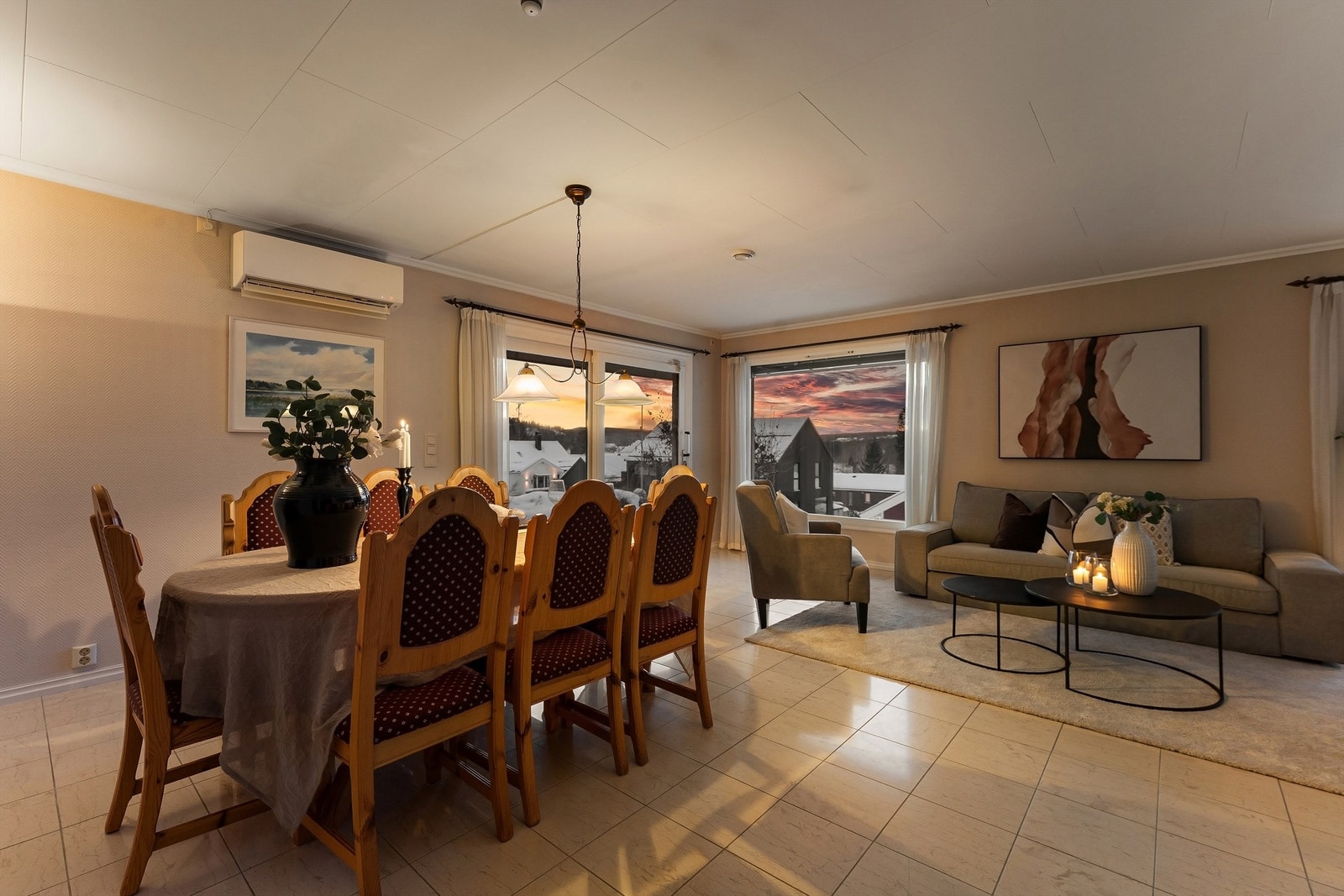 Boligen har oppvarming med både elektrisitet, varmepumpe og vedfyring. Galleribilde