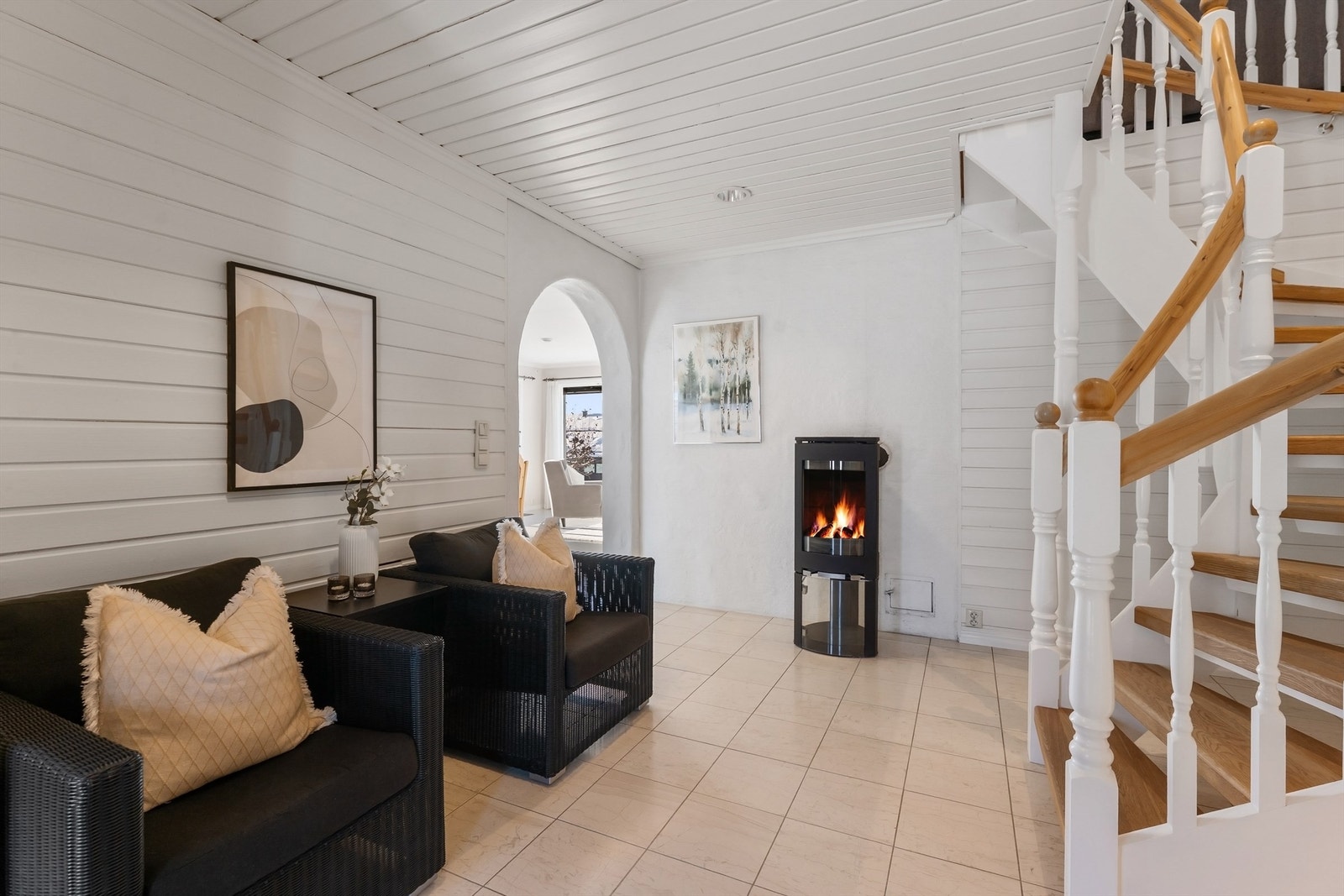 Trappegangen har en effektiv vedovn som gir god varme til etasjen. Galleribilde