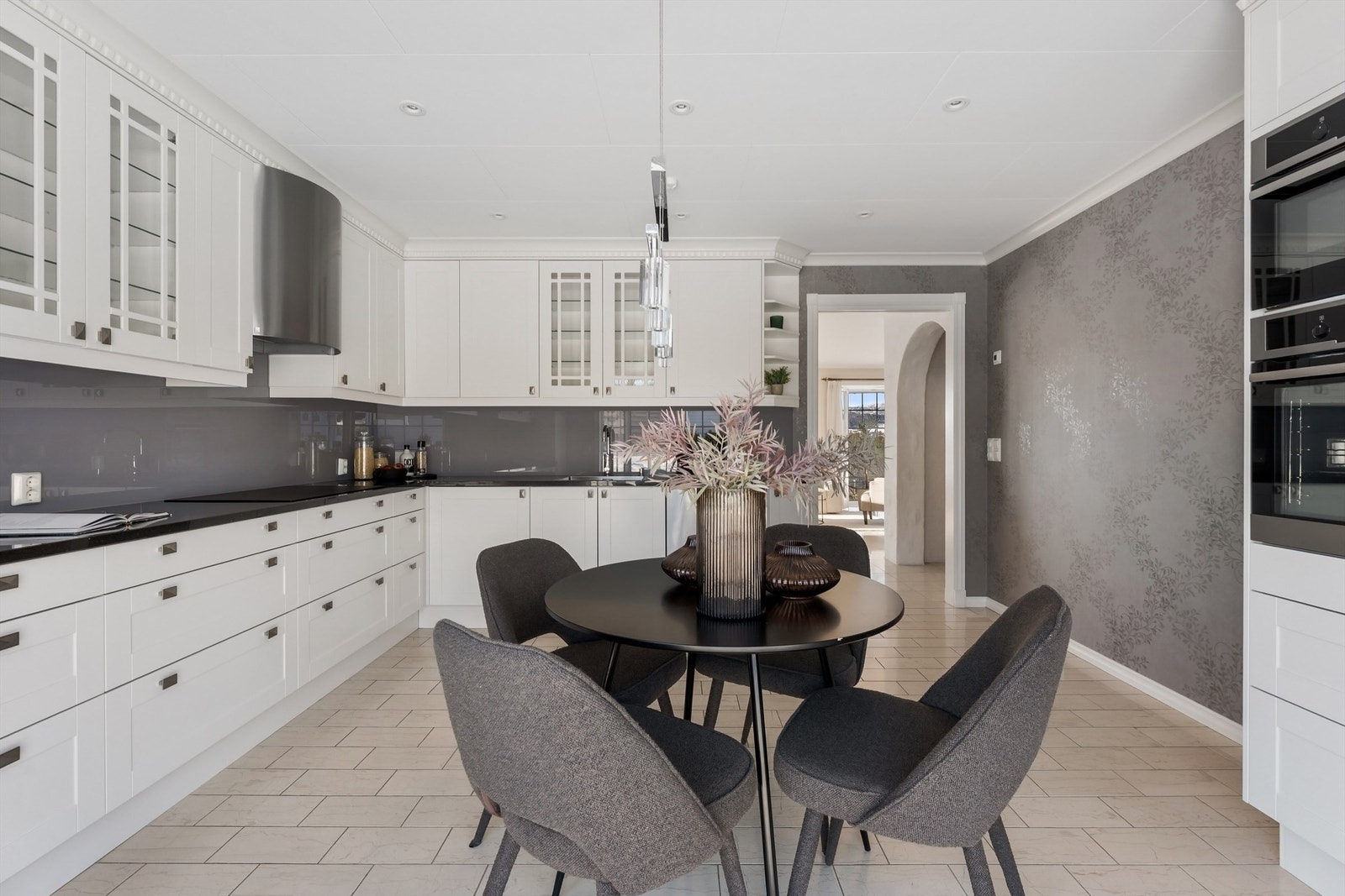 Kjøkkenet har flislagt gulv med gulvvarme og nedsenket himling med downlights. Galleribilde