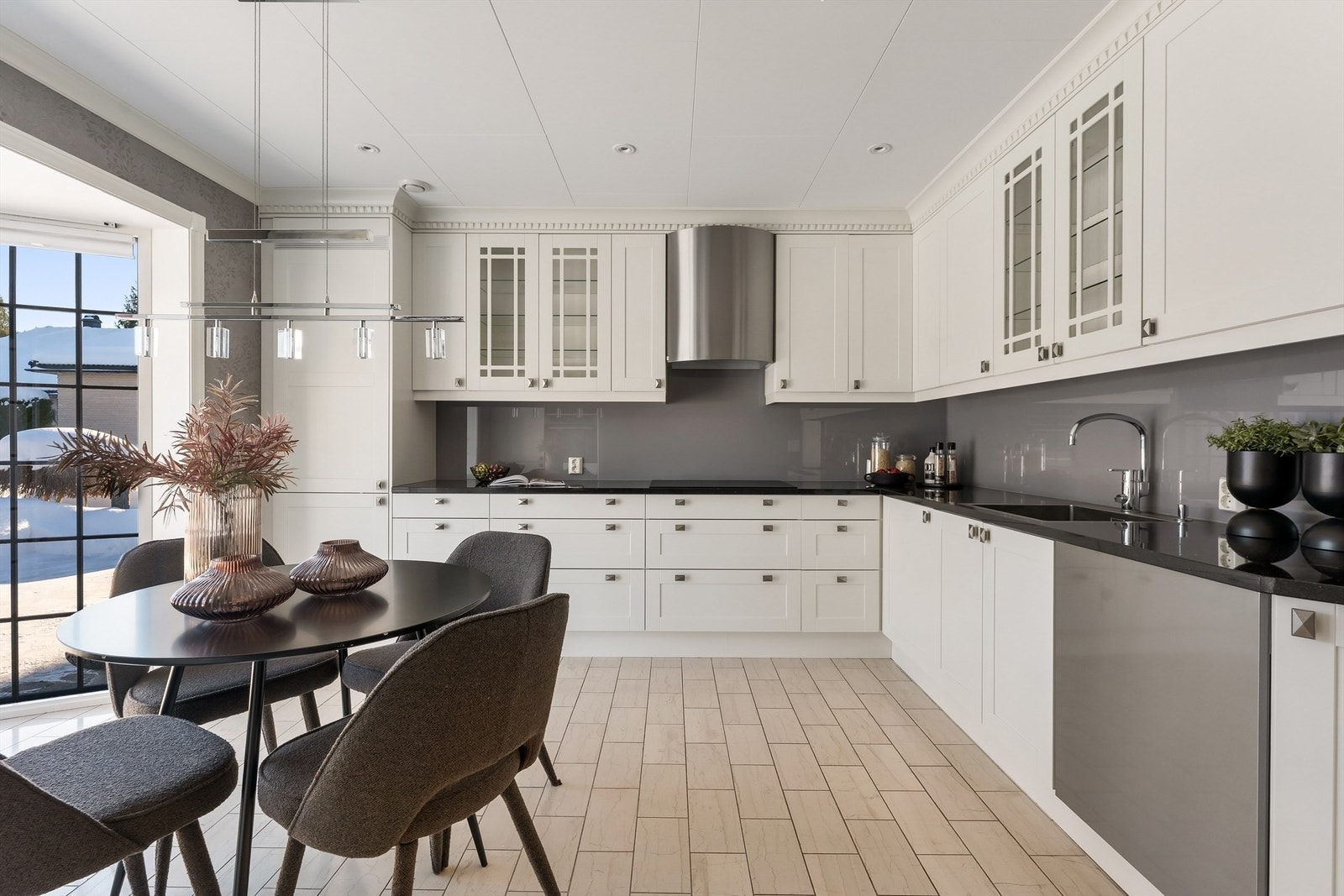 Benkeplaten er av stein, og det er plater på veggen over benken. Galleribilde