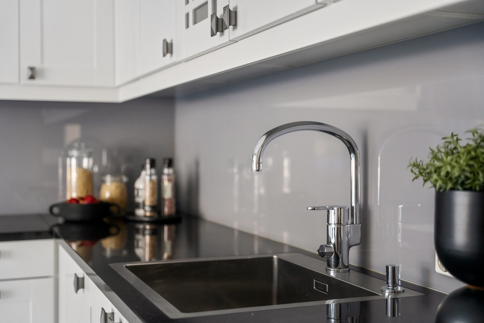 Nedfelt oppvaskkum av rustfritt stål med ett-greps armatur. Galleribilde