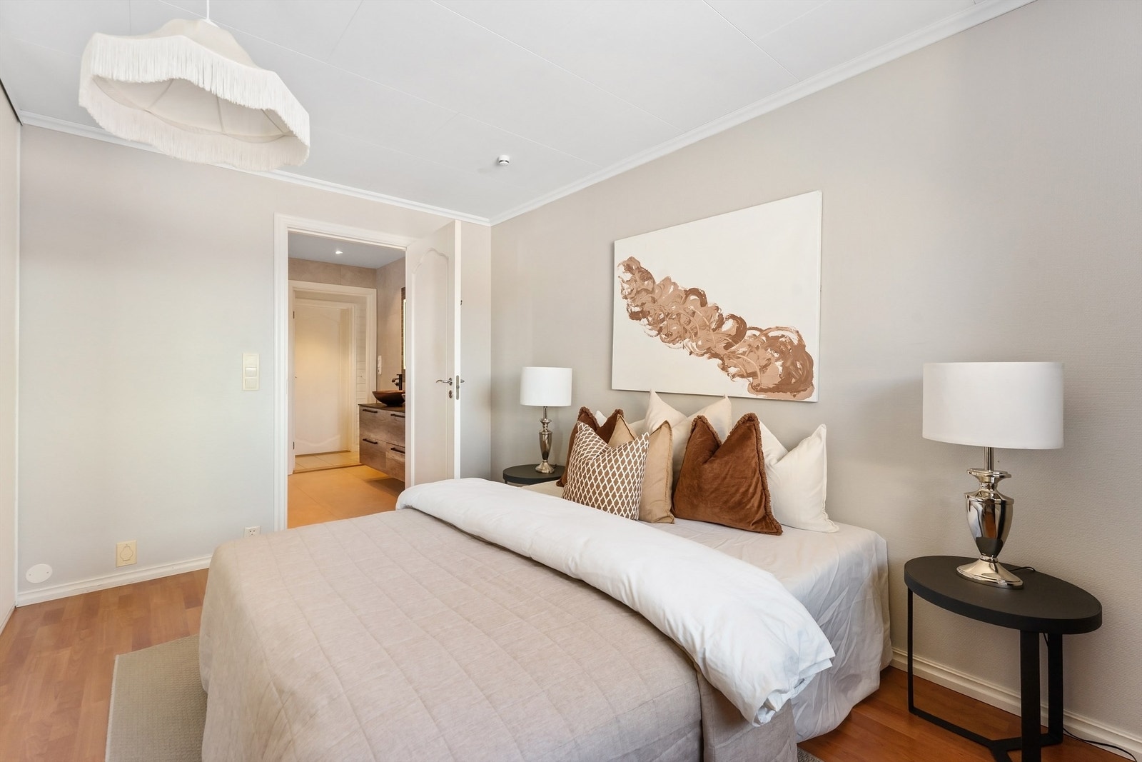 Fra soverommet er det direkte adkomst til det nye badet. Galleribilde