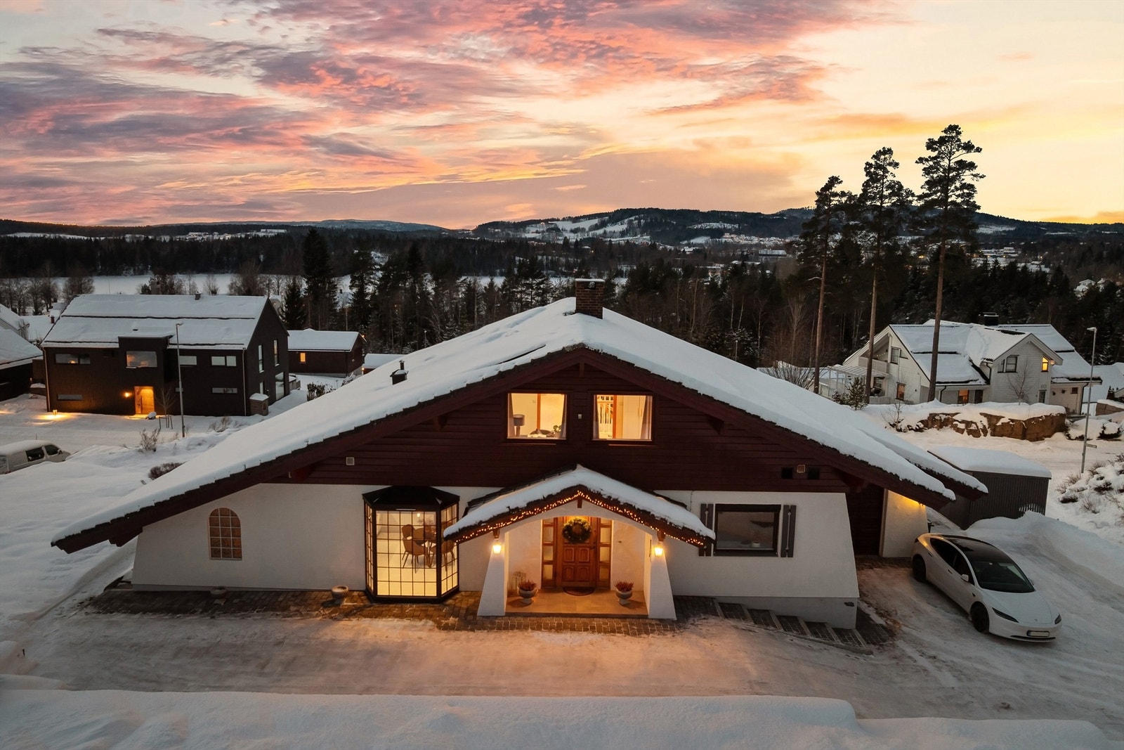 Frittliggende enebolig i Tyrolerstil med en stille og tilbaketrukket beliggenhet. Galleribilde
