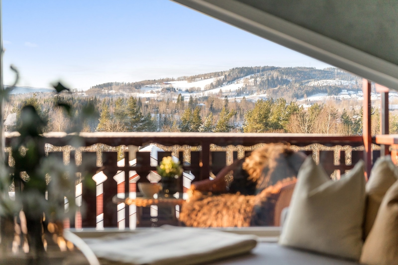 Fra loftstuen kan man nyte utsikten over det omkringliggende landskapet. Galleribilde