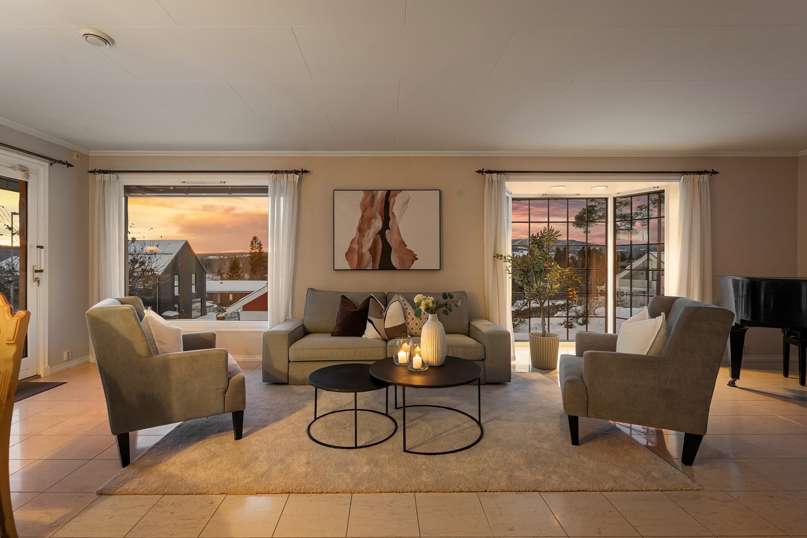 Stuen er romslig med flislagt gulv og store vindusflater som gir godt med lys. Galleribilde