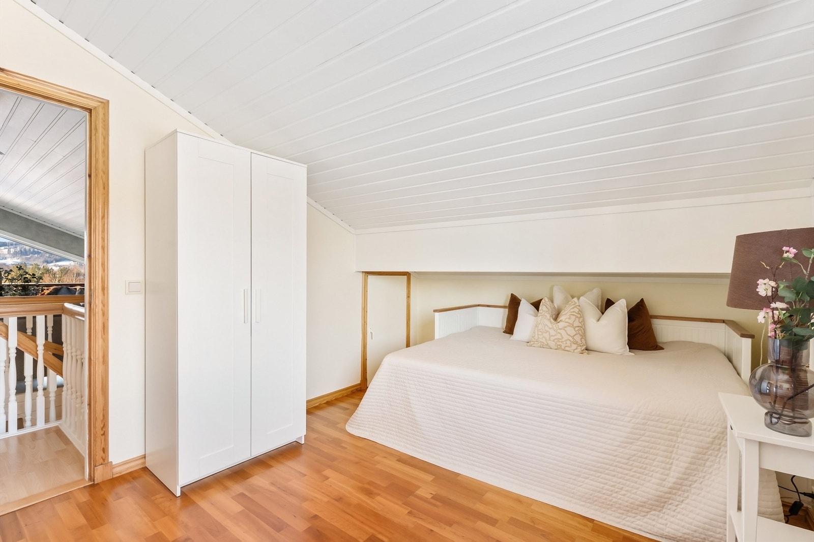 Smart utnyttelse av plassen under skråtaket gir rom for en seng eller lagring. Galleribilde