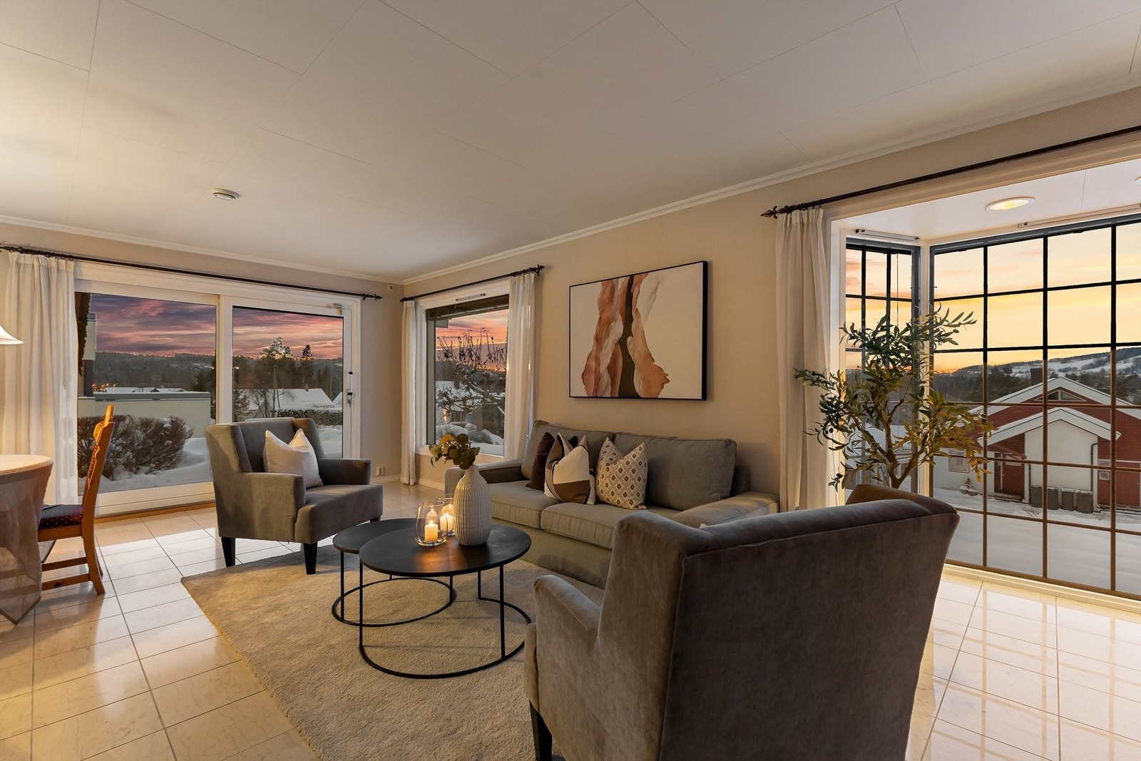 Vinduene er fra byggeåret med rammer og karmer av tre og to-lags glass. Galleribilde