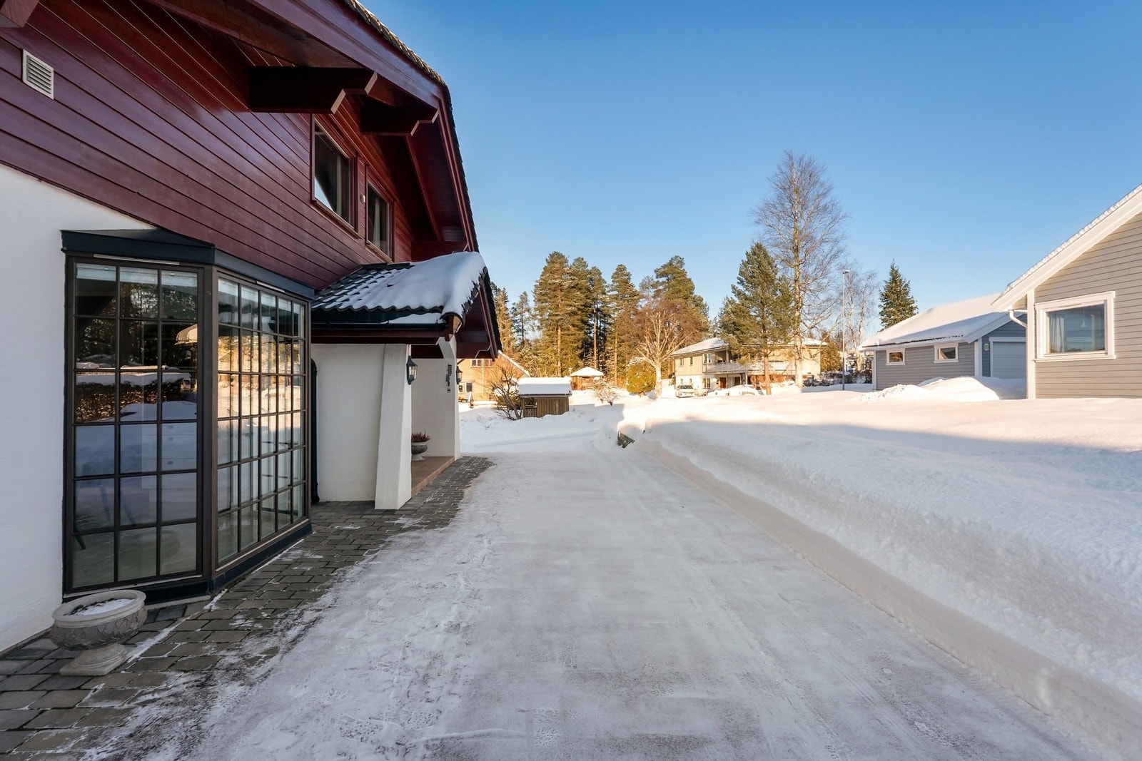 Steinbelagt adkomst og opparbeidet tomt. Galleribilde