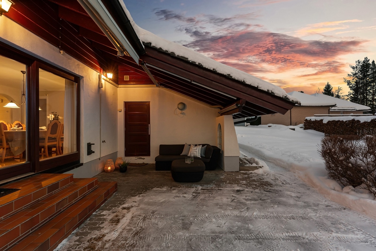 Den steinbelagte terrassen på 36 m² er en forlengelse av stuen. Galleribilde