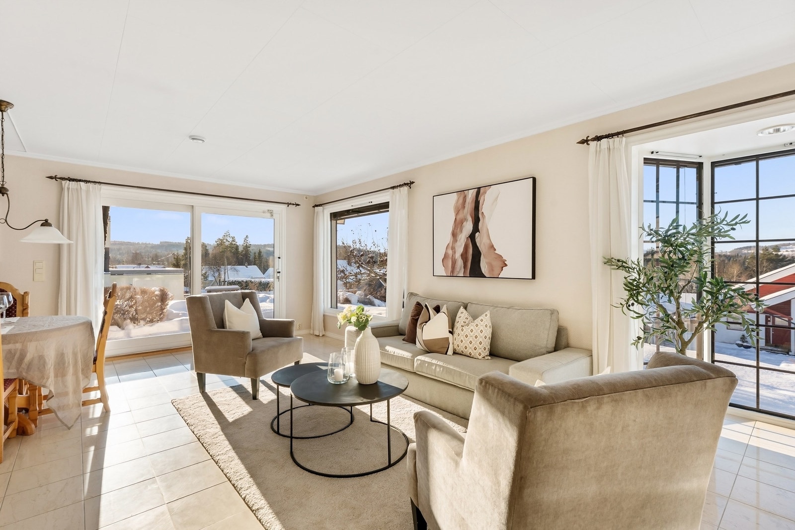 Fra stuen er det videre adkomst til nydelige uteområder. Galleribilde